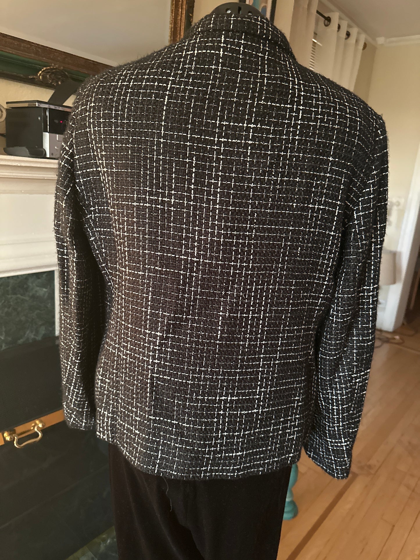 Basket B/W blazer fits sz XL missing button