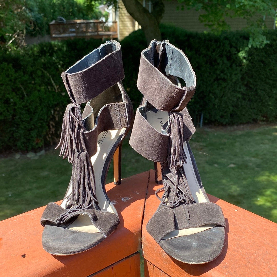 S727 VIA SPIGA GREY SUEDE SANDALS W/ TASSELS SZ 10