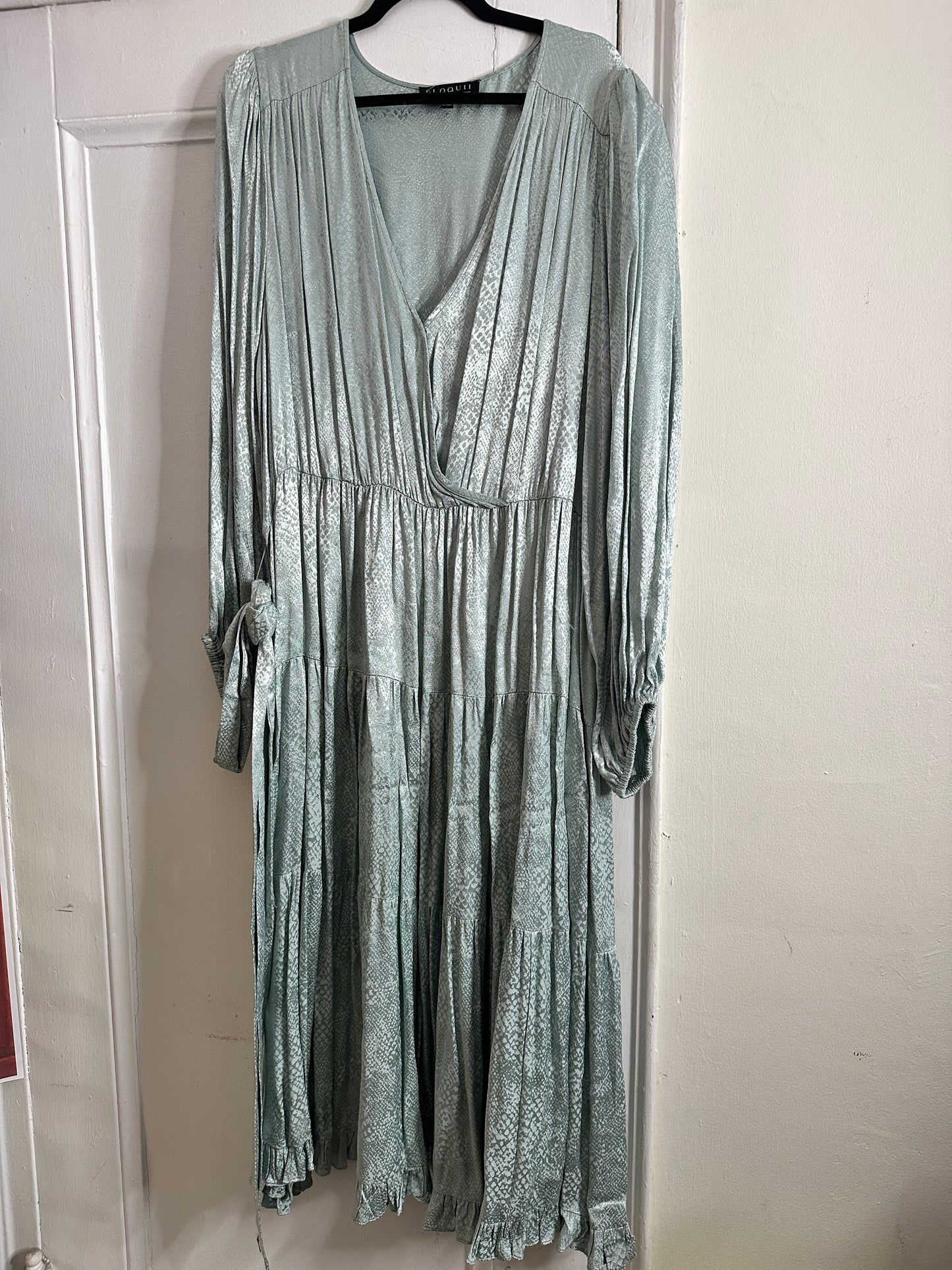 Eloquii Sage green dress Sz 22 Faux wrap