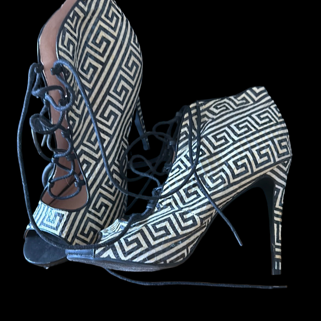 Cream/black lace up pumps sz 11