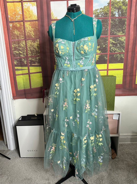 Sage green chiffon, midi dress with corset back, and embroidered detailed. Size 14.￼