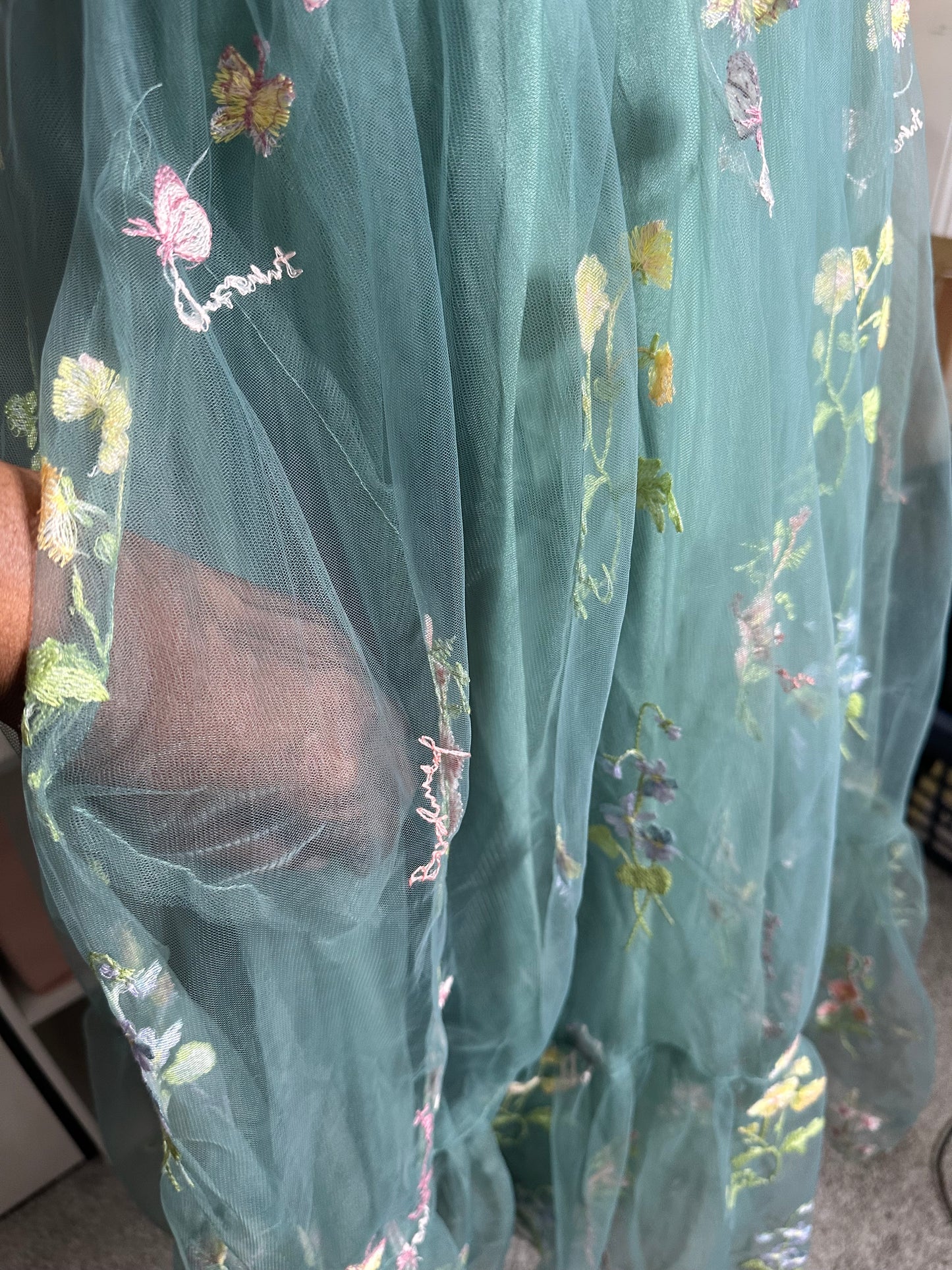 Sage green chiffon, midi dress with corset back, and embroidered detailed. Size 14.￼