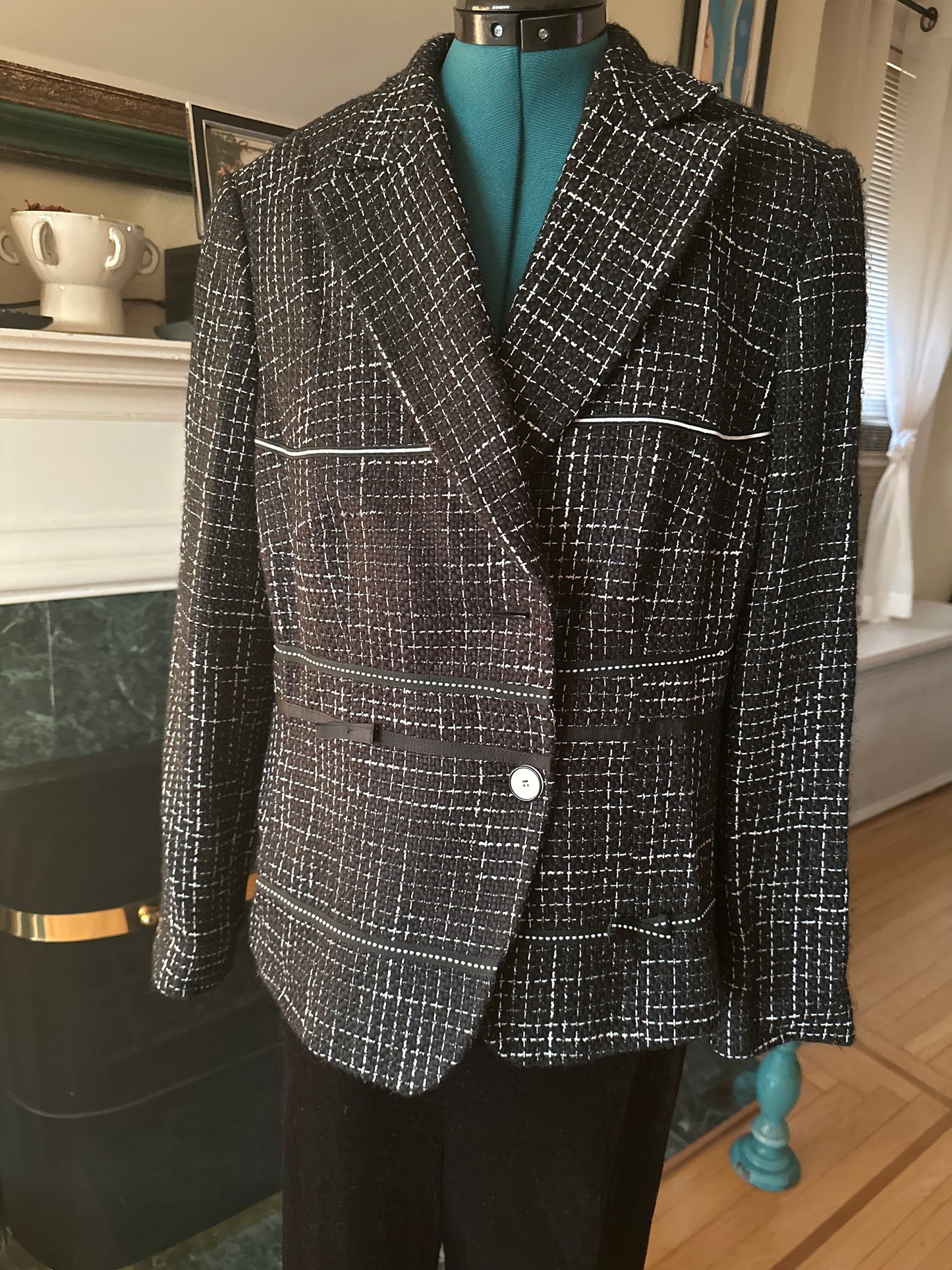 Basket B/W blazer fits sz XL missing button