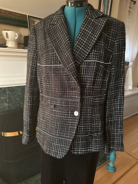 Basket B/W blazer fits sz XL missing button