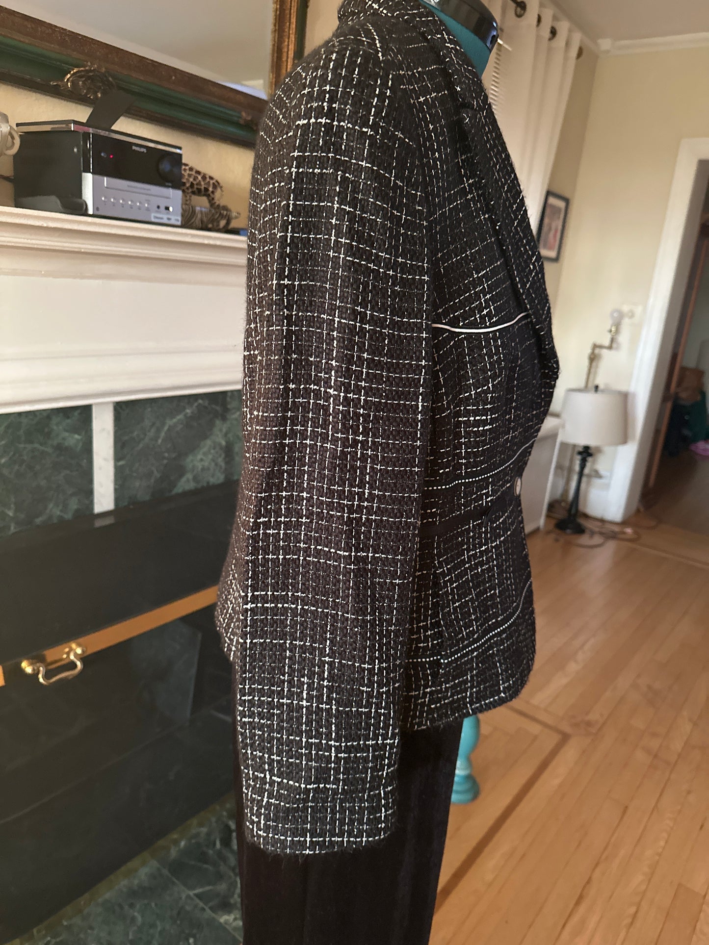 Basket B/W blazer fits sz XL missing button