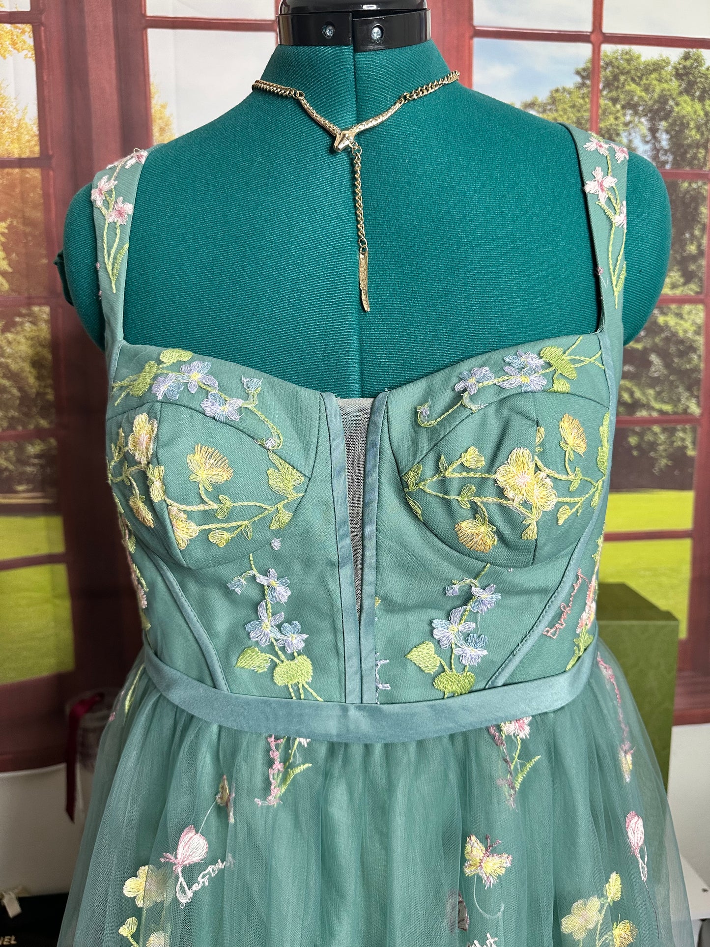 Sage green chiffon, midi dress with corset back, and embroidered detailed. Size 14.￼