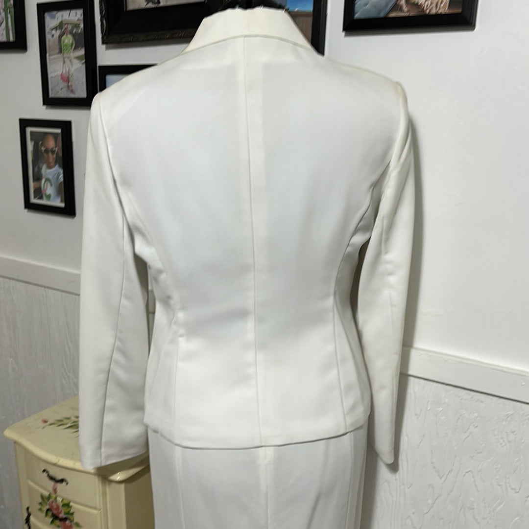 MetroStyle White suite Sz 12P