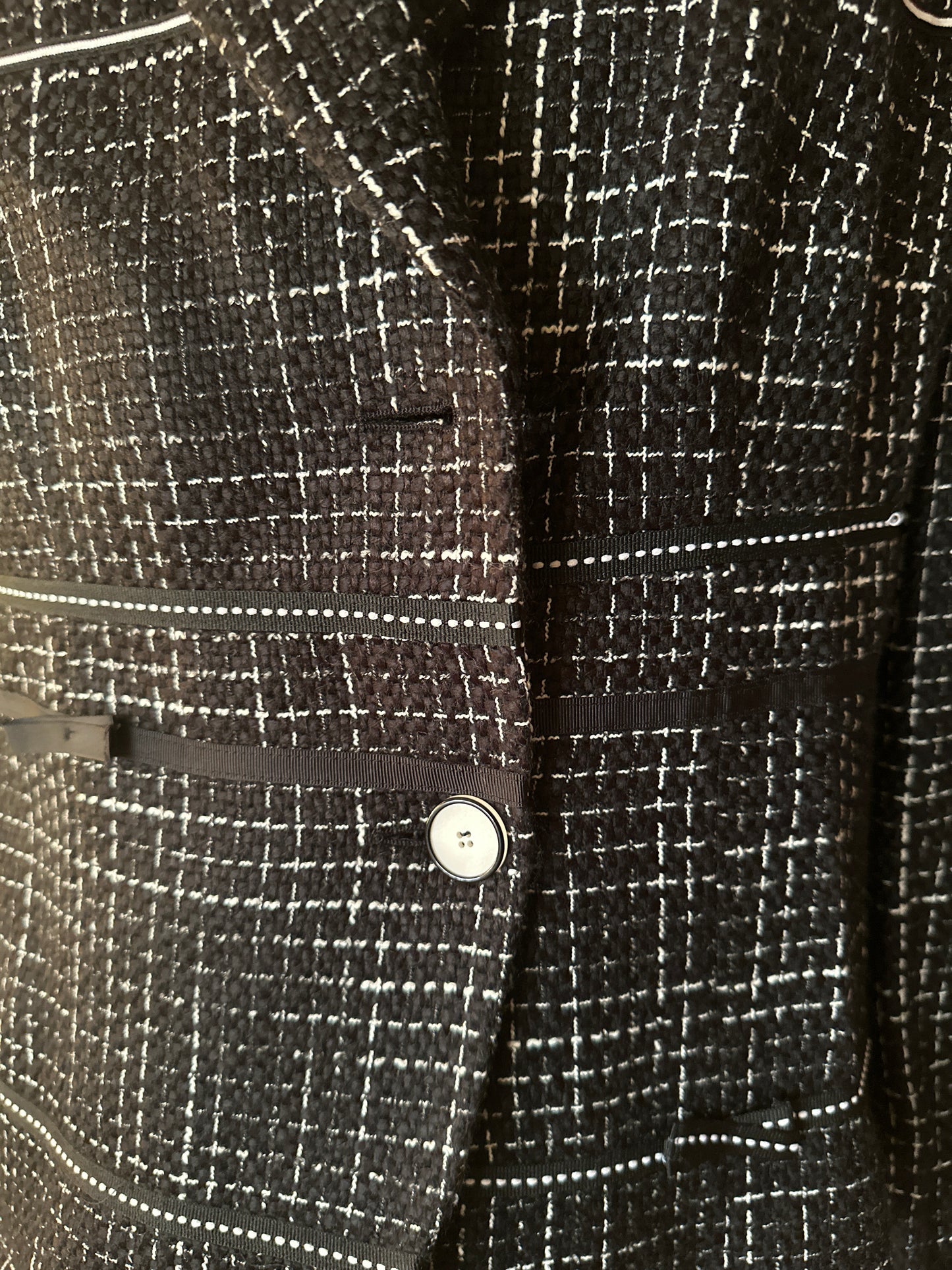 Basket B/W blazer fits sz XL missing button