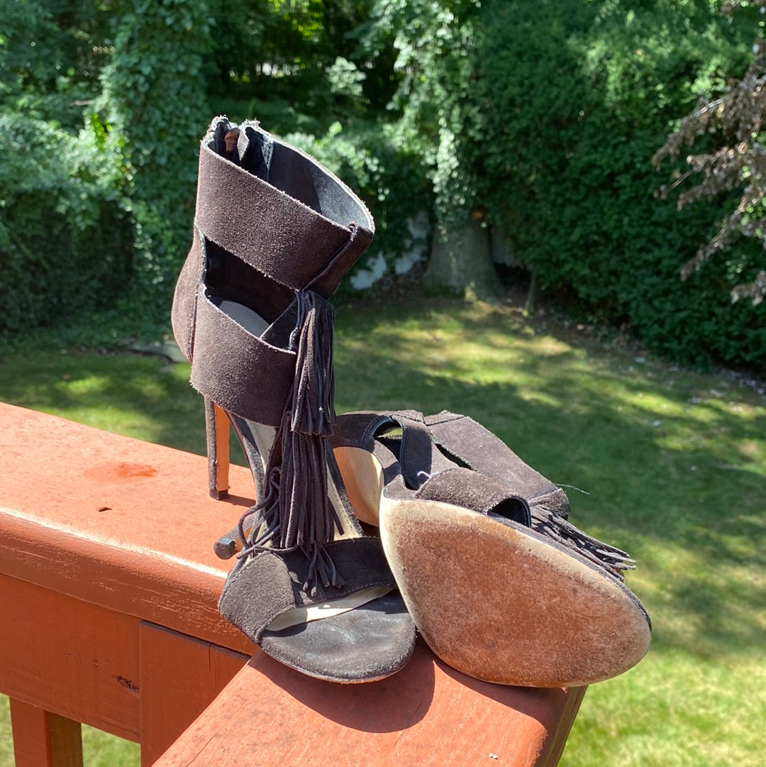 S727 VIA SPIGA GREY SUEDE SANDALS W/ TASSELS SZ 10
