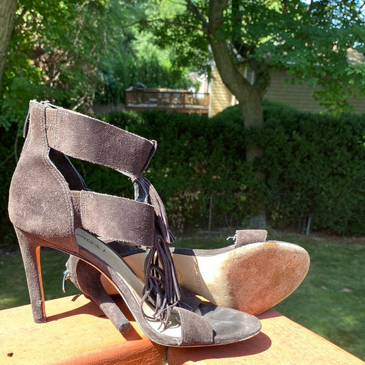 S727 VIA SPIGA GREY SUEDE SANDALS W/ TASSELS SZ 10